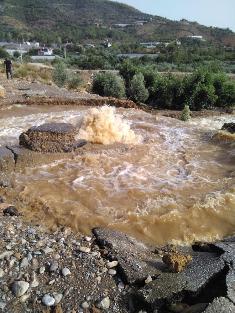 Sulama borusu patladı, ev ve seralar su içinde kaldı