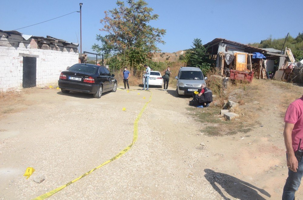 Blecik'te otomobile silahlı saldırı