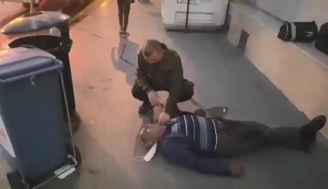 Özel hastanenin önünde dakikalarca can çekişti ama kimse müdahale etmedi!