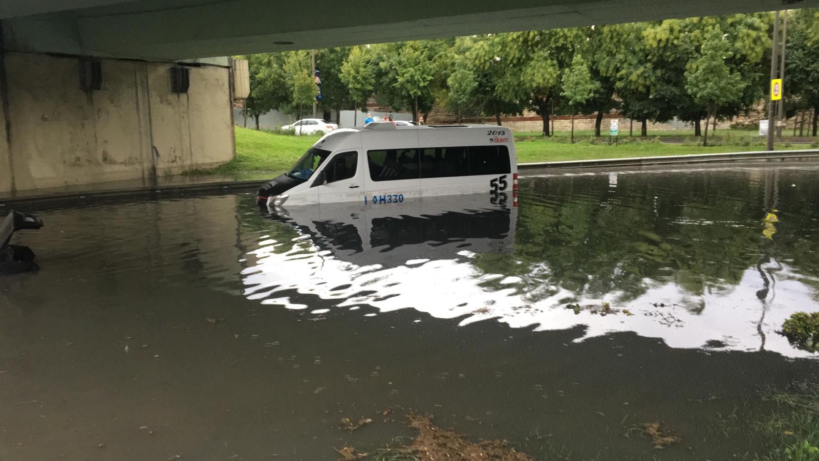 Topkapı'da alt geçidi su bastı! Servis minibüsü sular içinde kaldı