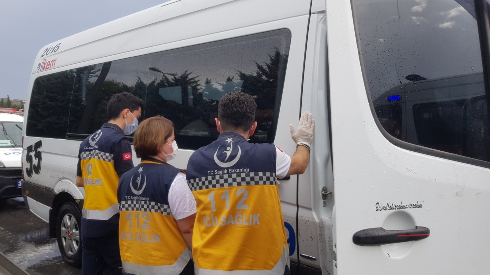 Topkapı'da alt geçidi su bastı! Servis minibüsü sular içinde kaldı