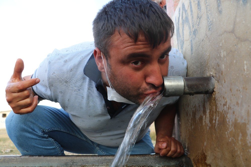 Şifalı olduğuna inanılan suyu kokusuna aldırmadan içiyorlar