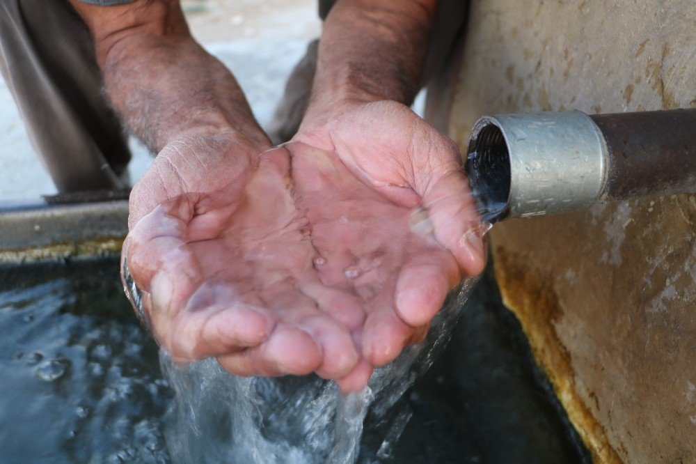 Şifalı olduğuna inanılan suyu kokusuna aldırmadan içiyorlar