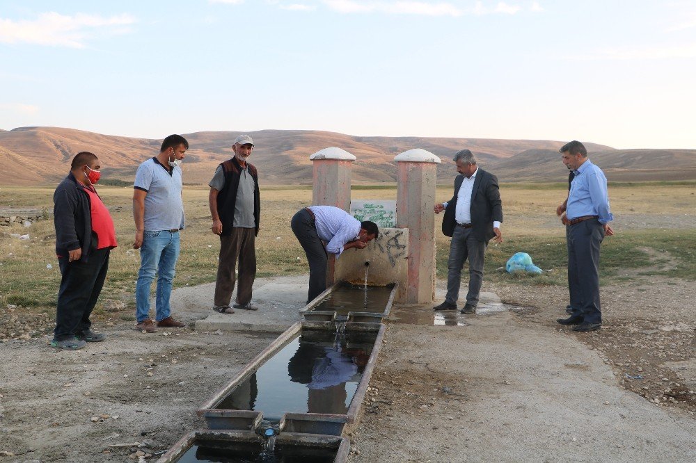 Şifalı olduğuna inanılan suyu kokusuna aldırmadan içiyorlar