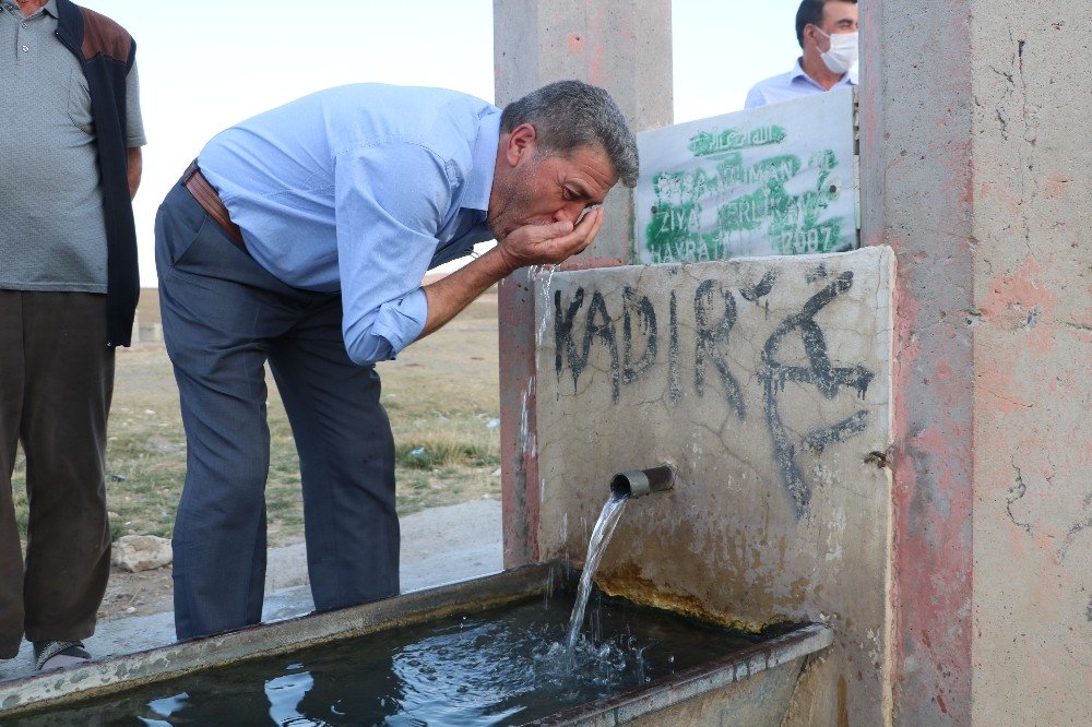 Şifalı olduğuna inanılan suyu kokusuna aldırmadan içiyorlar