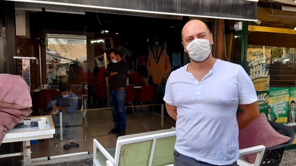 Acemi sürücü dükkana girdi, araç merdivenlerde asılı kaldı