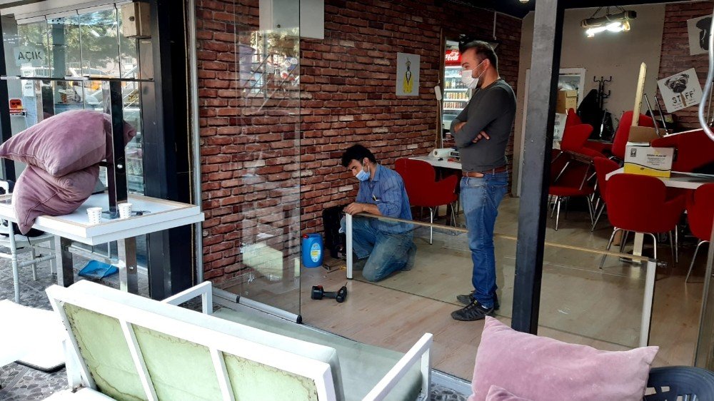 Acemi sürücü dükkana girdi, araç merdivenlerde asılı kaldı