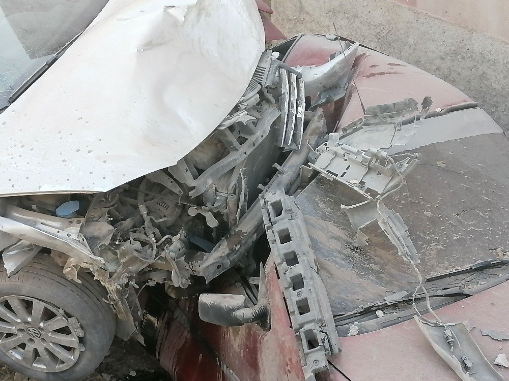 Önce otomobile sonra yayaya çarpan araç, bahçedeki otomobilin üzerine düştü