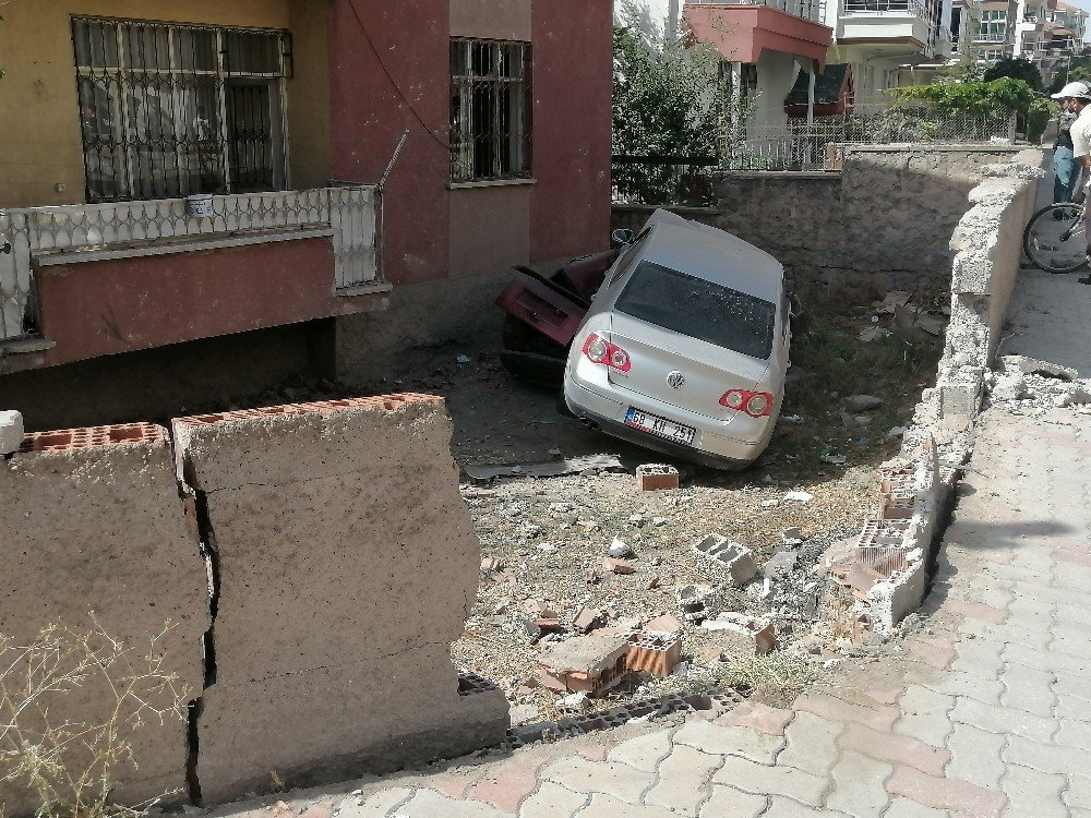 Önce otomobile sonra yayaya çarpan araç, bahçedeki otomobilin üzerine düştü