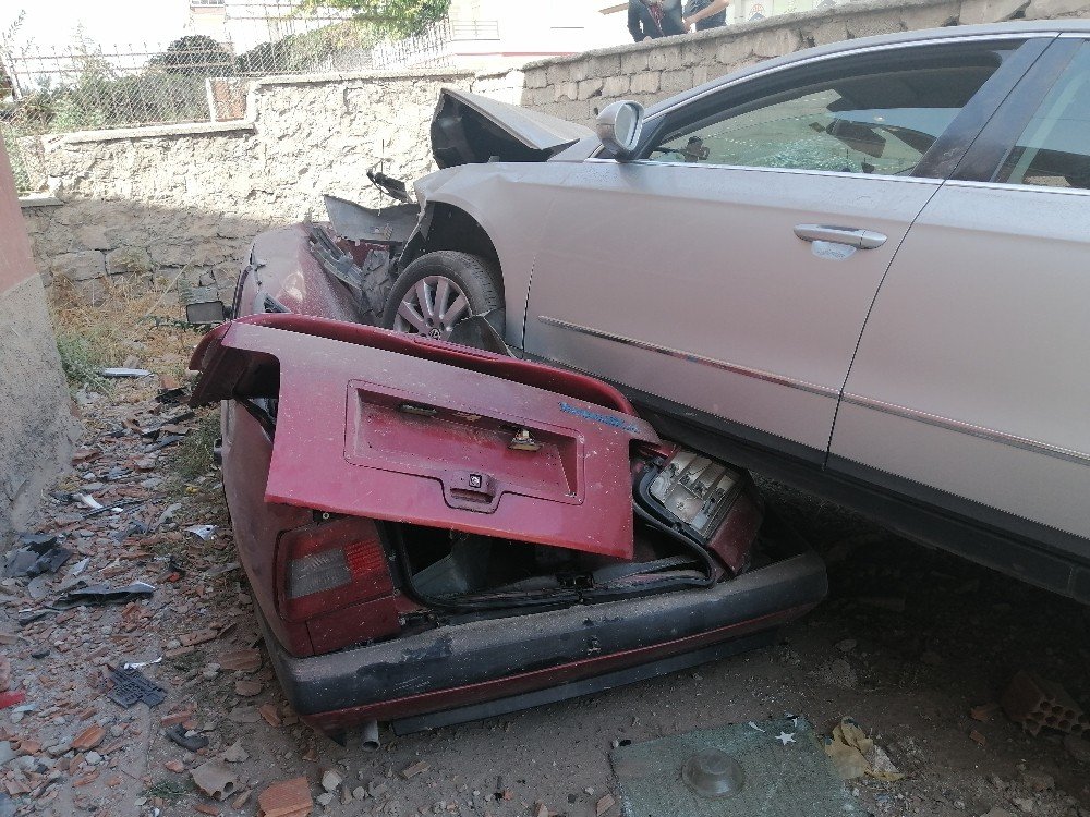 Önce otomobile sonra yayaya çarpan araç, bahçedeki otomobilin üzerine düştü