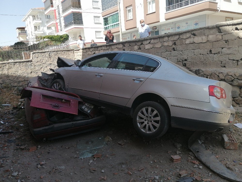 Önce otomobile sonra yayaya çarpan araç, bahçedeki otomobilin üzerine düştü