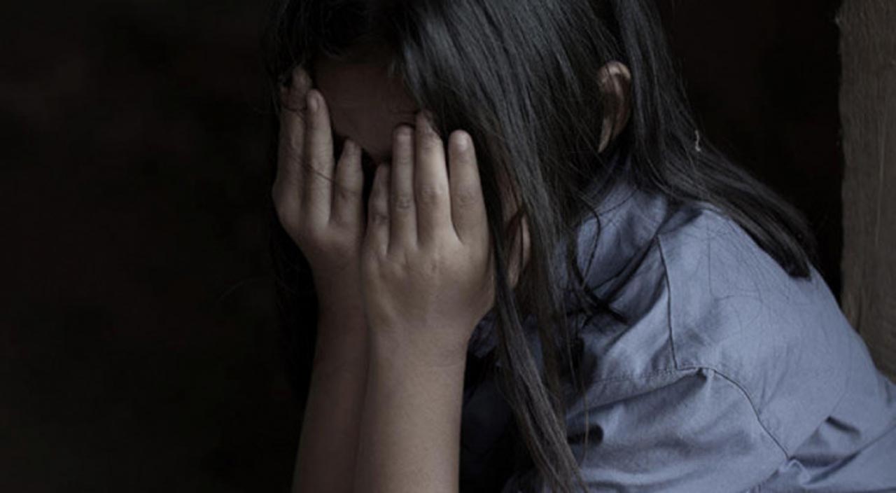 Öz kızının yanında müstehcen videolar izleyen babaya hapis şoku!