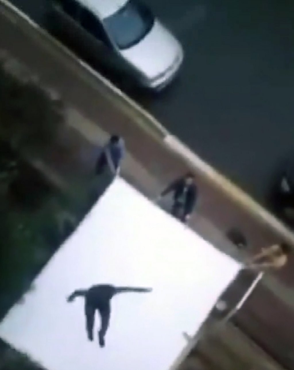 Brandaya atlayarak evlilik teklif etmek isteyen genç, başını betona çarptı