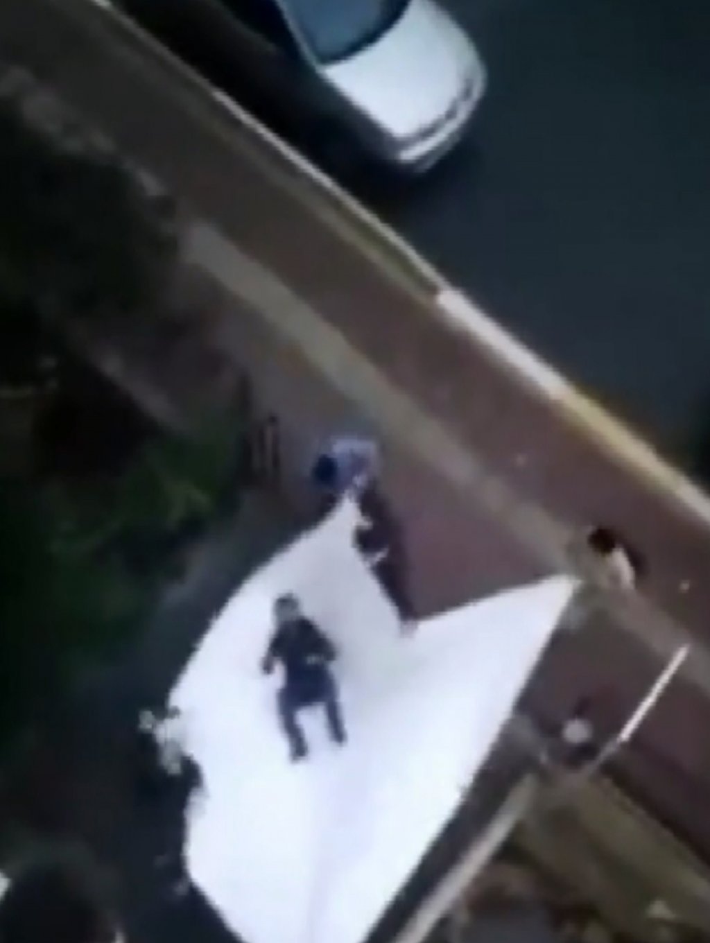 Brandaya atlayarak evlilik teklif etmek isteyen genç, başını betona çarptı