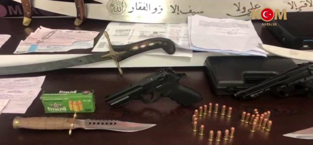 Tefeciler, verilen seneti imzalamayanları 2 metrelik yılanla korkuttu