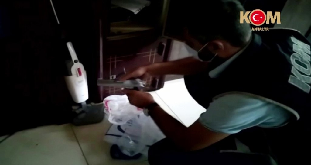 Tefeciler, verilen seneti imzalamayanları 2 metrelik yılanla korkuttu