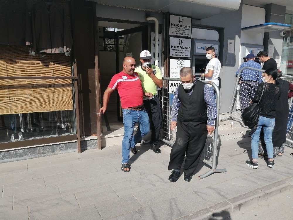 İntihar girişiminde bulunan şahıs, kendisini izleyenleri tekmeledi