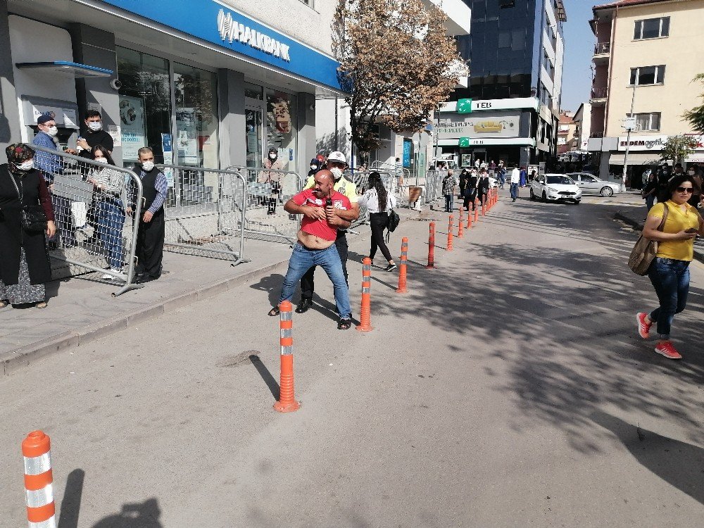 İntihar girişiminde bulunan şahıs, kendisini izleyenleri tekmeledi