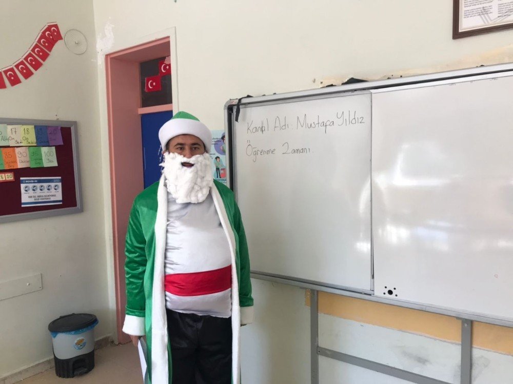 Uzaktan eğitimi eğlenceli kılmak için masal kahramanlarının kılığına giriyor