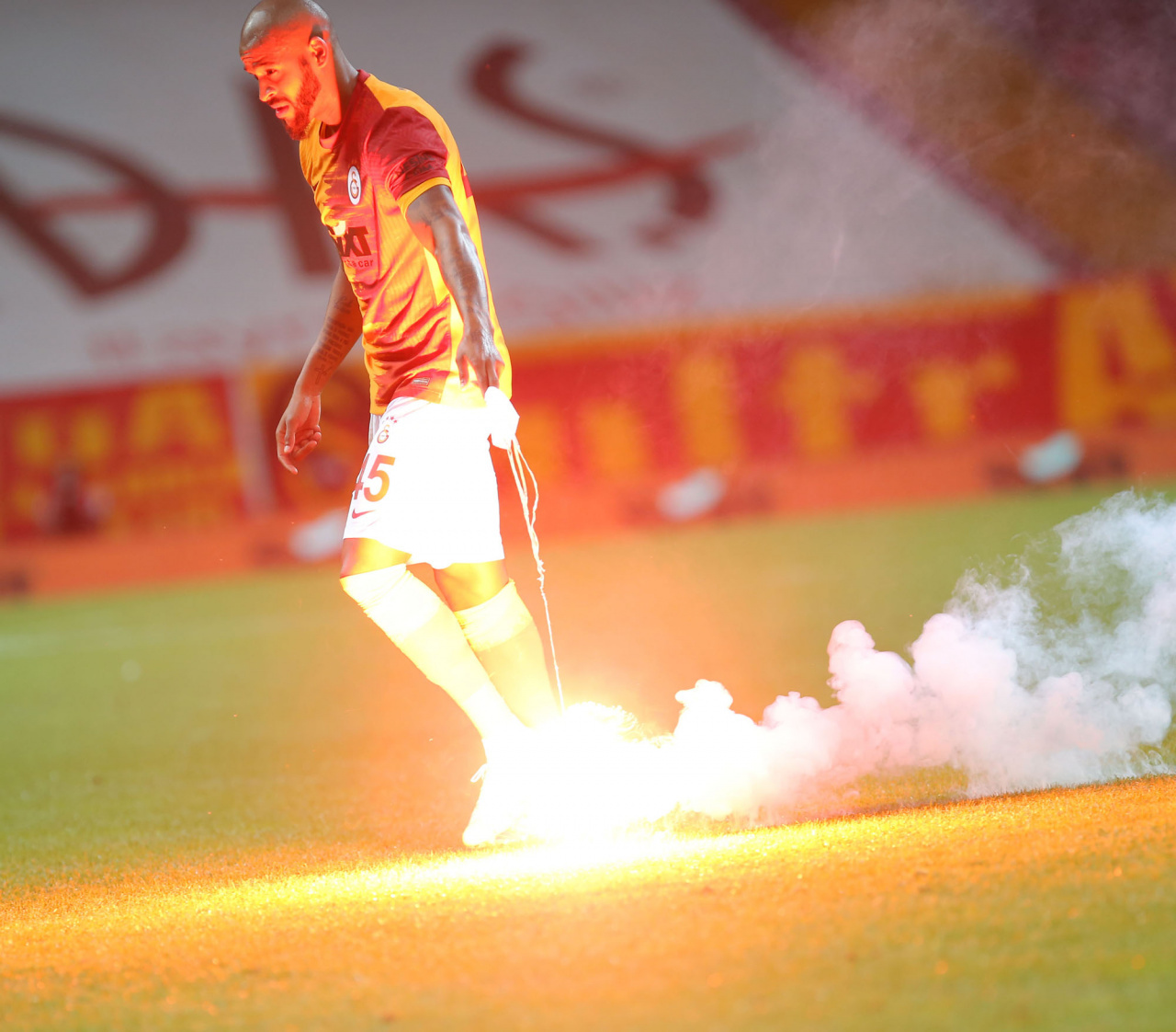 Galatasaray - Fenerbahçe derbisinde meşale atanlar yakalandı