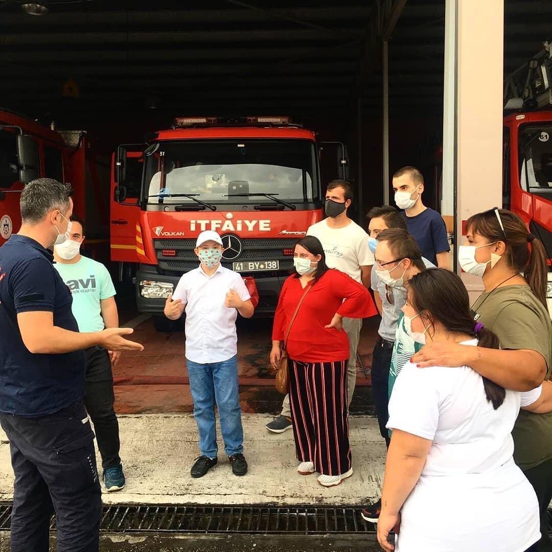 Down sendromlu çocuklara itfaiye sürprizi 