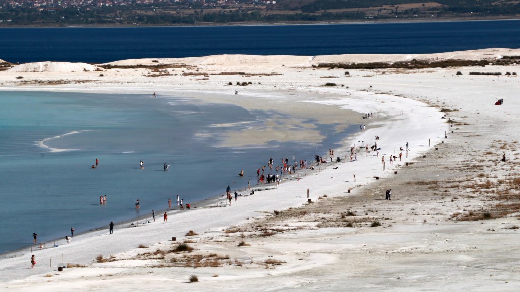 Salda Gölü'ndeki beyaz kumlar aslında fosil