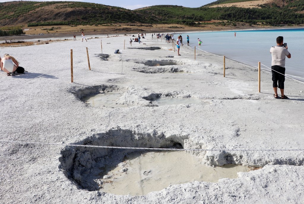Salda Gölü'ndeki beyaz kumlar aslında fosil