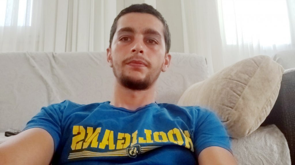 Otobüste şoke eden anlar: Şoför sosyal medyada gezip çekirdek çitledi