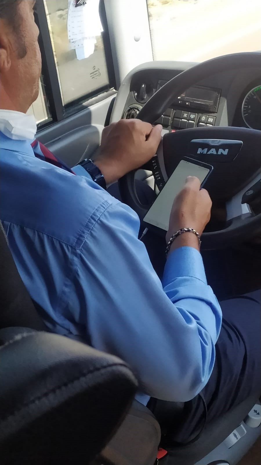 Otobüste şoke eden anlar: Şoför sosyal medyada gezip çekirdek çitledi