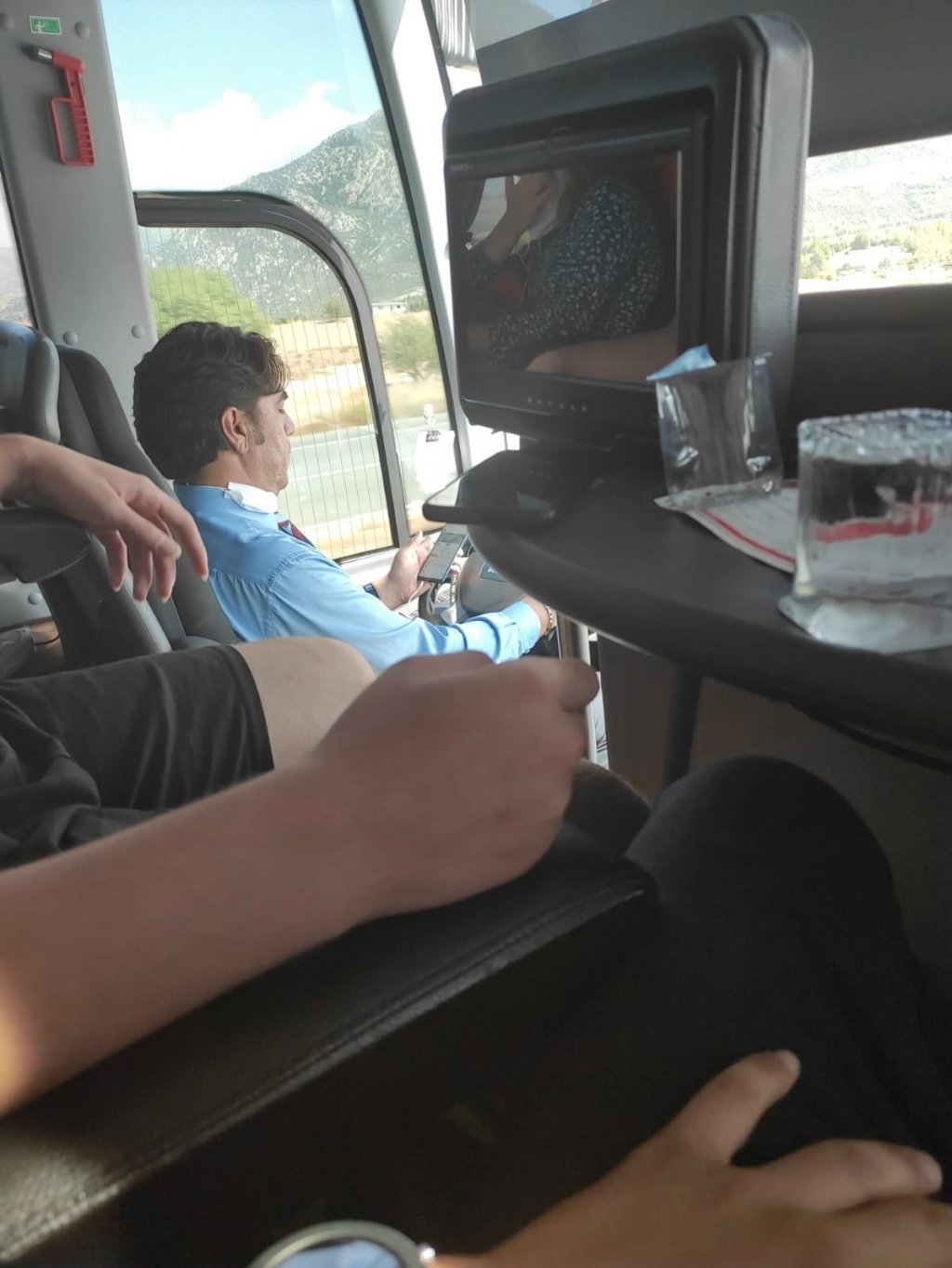 Otobüste şoke eden anlar: Şoför sosyal medyada gezip çekirdek çitledi