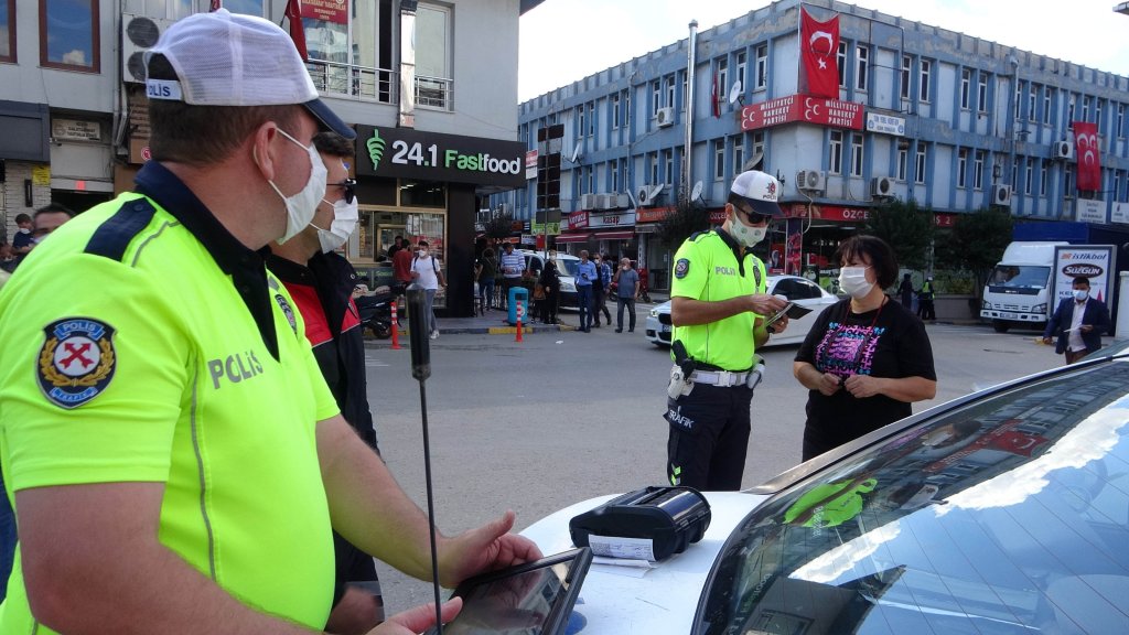 Trafikte maskeye uyarı, kemere ceza