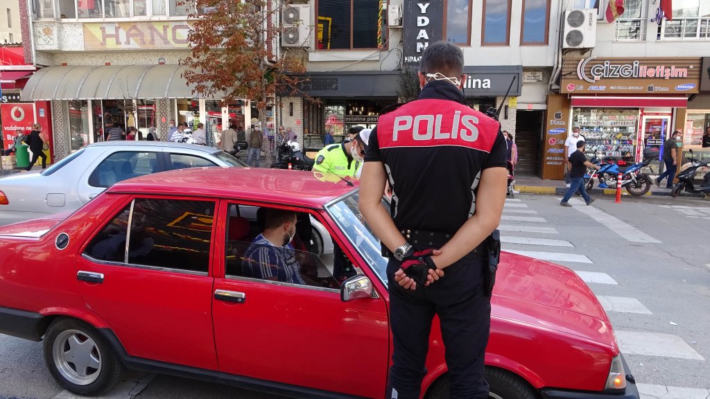 Trafikte maskeye uyarı, kemere ceza