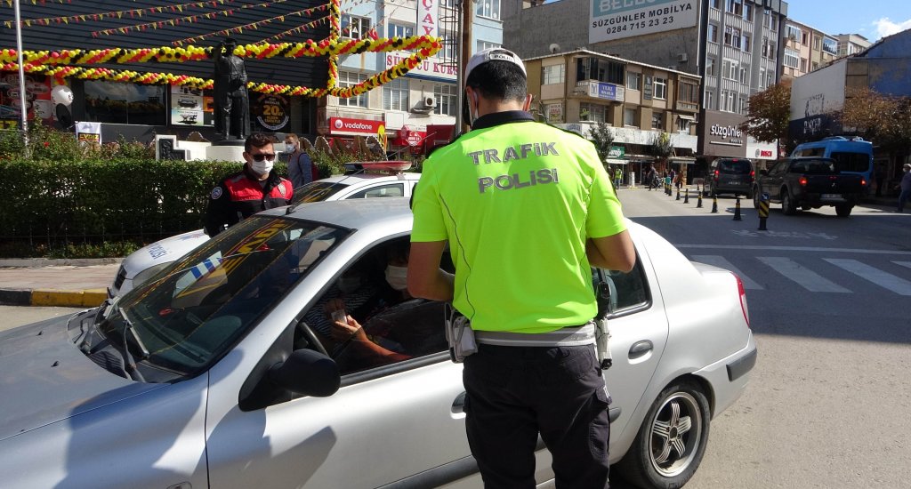 Trafikte maskeye uyarı, kemere ceza
