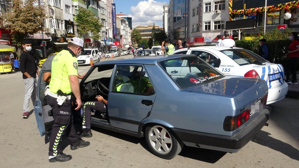 Trafikte maskeye uyarı, kemere ceza