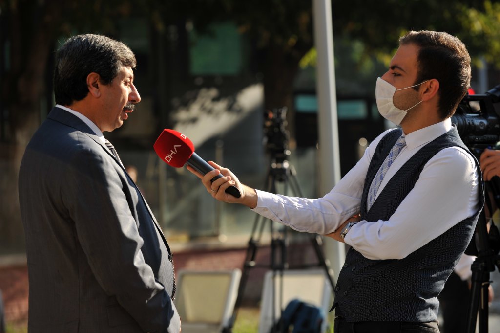 Başörtülü olduğu için staja kabul edilmediğini iddia etti