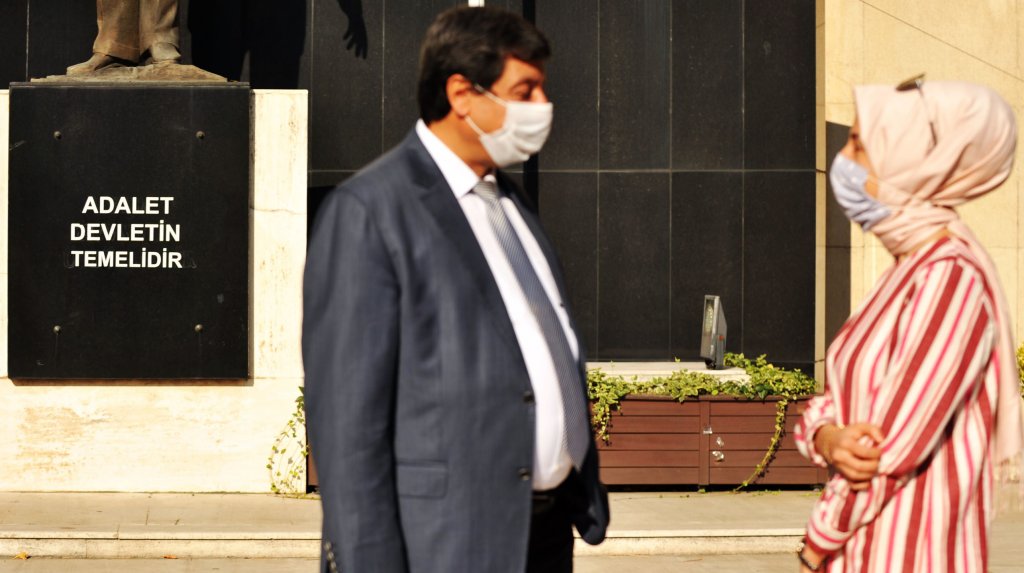 Başörtülü olduğu için staja kabul edilmediğini iddia etti