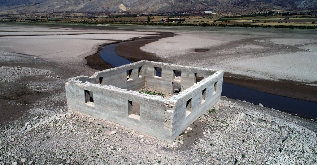 Baraj suları çekilince Fatih Sultan Mehmet'in yaptırdığı cami gün yüzüne çıktı