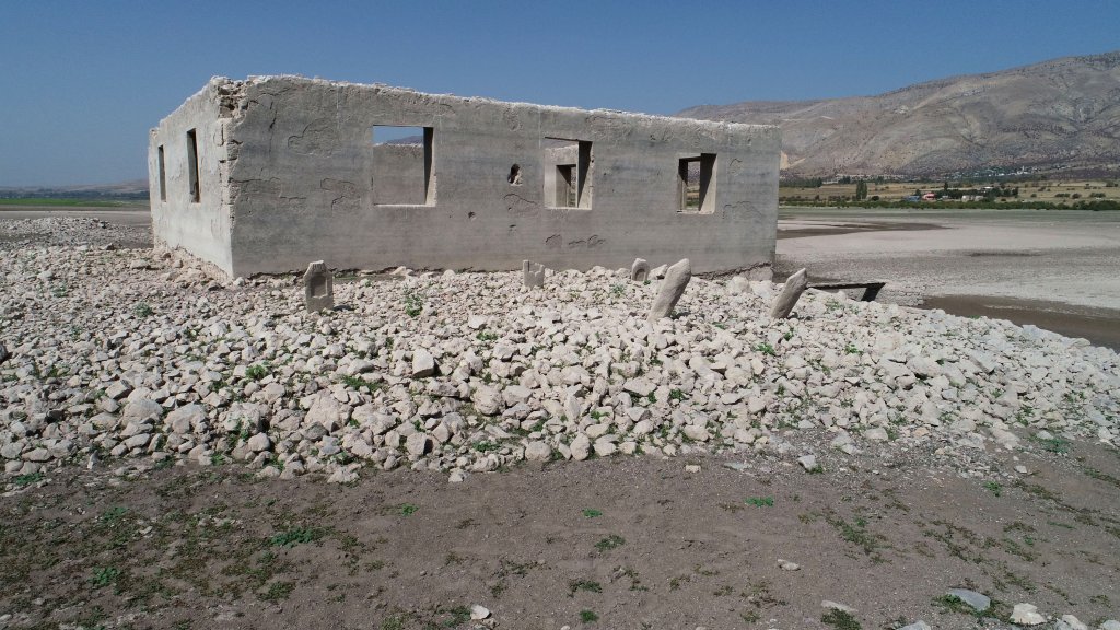 Baraj suları çekilince Fatih Sultan Mehmet'in yaptırdığı cami gün yüzüne çıktı