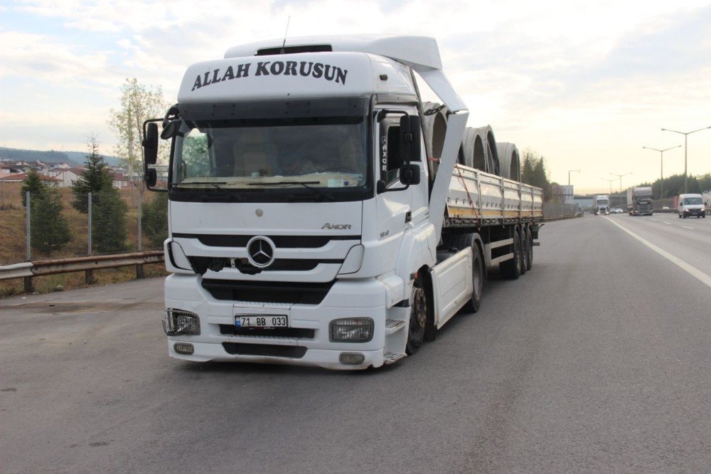 Kocaeli'nde kaza: Tırın çarptığı otomobil, otobüse çarptı