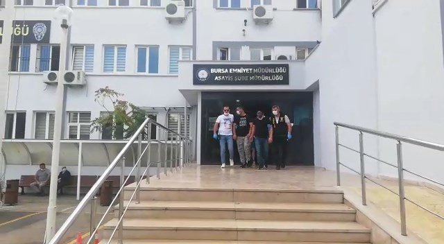 Travesti ile anlaşan adamı gasbettikten sonra tüfek zoruyla hamama götürdüler