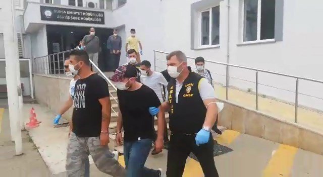 Travesti ile anlaşan adamı gasbettikten sonra tüfek zoruyla hamama götürdüler