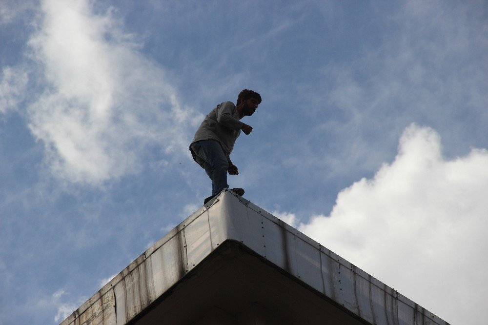 Sivas'ta intihar vakasını izlemek isteyenler koronavirüsü unuttu