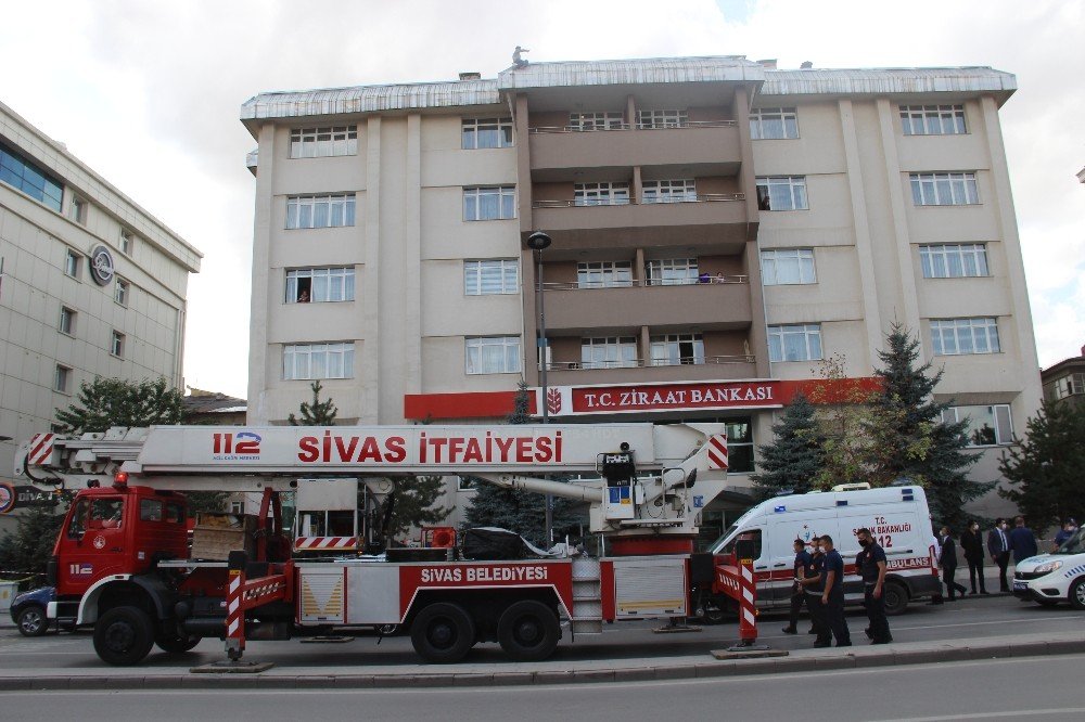 Sivas'ta intihar vakasını izlemek isteyenler koronavirüsü unuttu