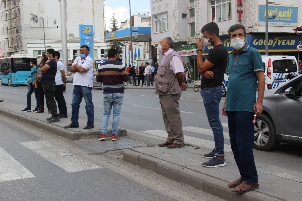 Sivas'ta intihar vakasını izlemek isteyenler koronavirüsü unuttu