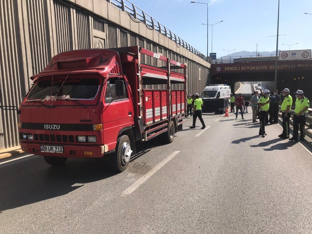 Denizli'de üst geçitten düşen genç, kamyonun altında kalarak can verdi