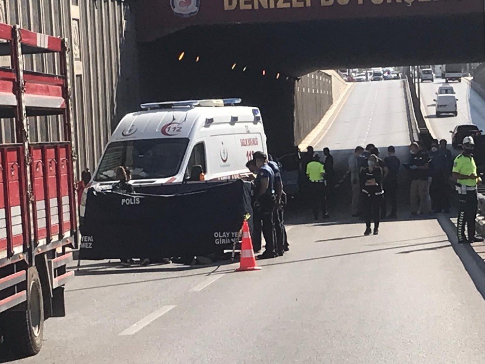 Denizli'de üst geçitten düşen genç, kamyonun altında kalarak can verdi