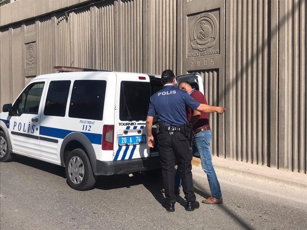 Denizli'de üst geçitten düşen genç, kamyonun altında kalarak can verdi