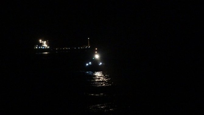 Serinlemek için girdiği denizde kaybolan amatör balıkçı için arama çalışması başlatıldı