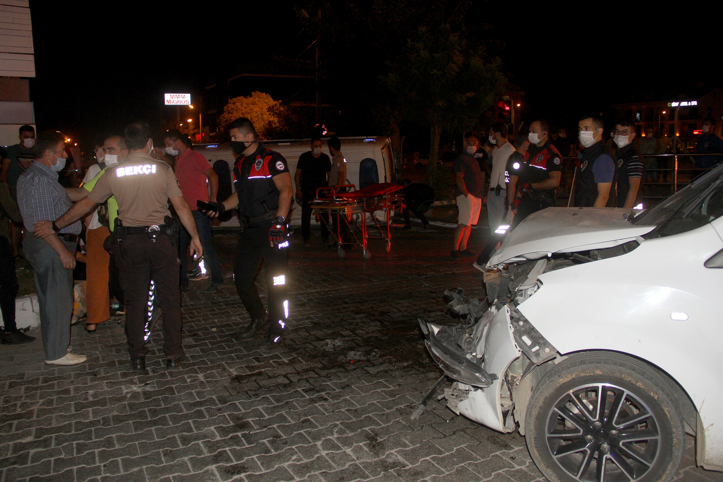 Muğla'da korkunç kaza! Ambulans yolun ortasına devrildi