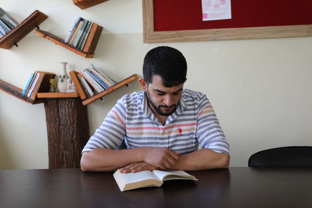 Öğretmen düğünde takılan altınlarını satıp öğrencisine televizyon aldı